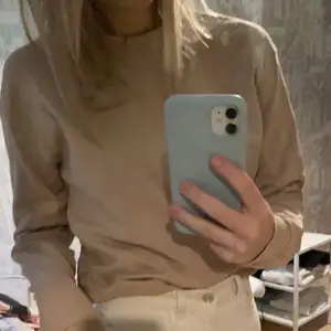 en beige sweatshirt som har använts ett fåtal gånger men har mest blivit liggandes vilket är väldigt synd, kommer från Na-Kd och är väldigt väldigt fin, storleken är s men sitter lite mer som en xs 