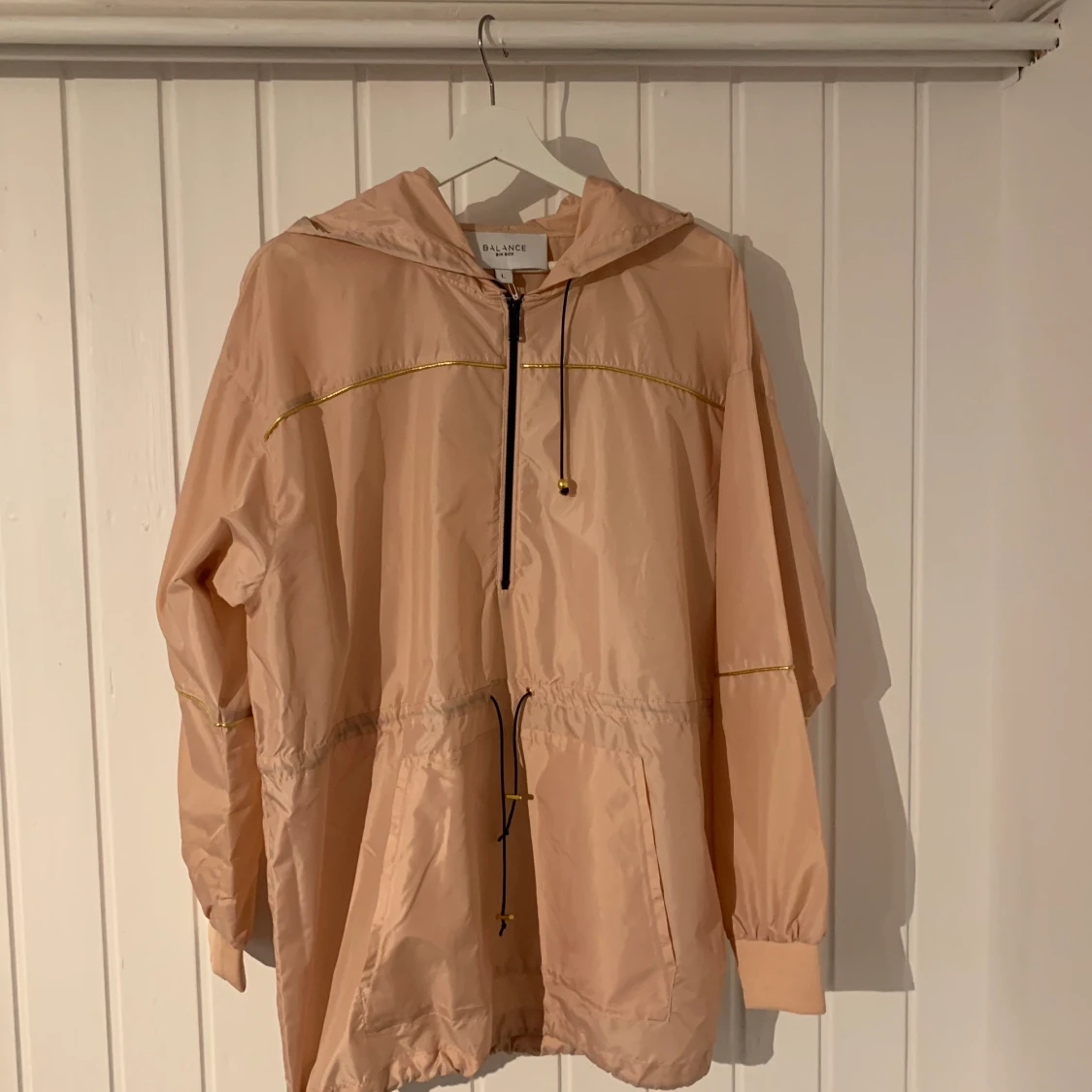 En vindjacka från  Bikbok 