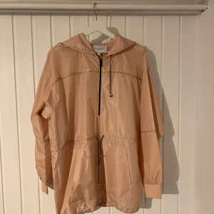 En vindjacka från  Bikbok  - En puderrosa vindjacka från bikbok i strl L denna säljs då den inte andvänds säljer denna för  80 kr plus 63kr i frakt som köparen står för ❤️