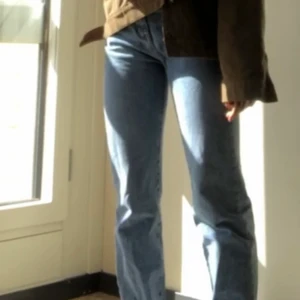 Jeans med slits - Skrolla för fler bilder! Dem sitter super bra överallt!! Men kommer inte till användning💕 jätte sköna oxå. En slits ner till. Frakt tillkommer