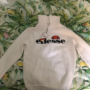 Ellesse TORICES OH HOODY - Oandvänd ellesse hoodie i storlek M/12. Köpt för 490kr