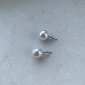 Fina örhängen! - Säljer dessa superfina örhängen då dom aldrig kommer till användning! Jag har aldrig använt örhängena och dom jag provar på andra bilden är ett par andra då jag köpte 2 par. Köpte örhängena på glitter för 49 kr.