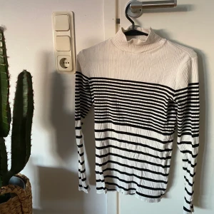 Massimo Dutti, polotröja - En randig polotröja från Massimo Dutti. Strl XS. OBS!!! Fraktkostnad kan ändras vid köp av plagg (beroende på ifall en större påse behövs)