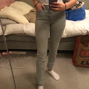 Gråa jeans från Mango st 36 - Hej! Jag ska sälja dessa ursnygga gråa jeans från Mango i st 36. Jag har tagit upp sömmen vid ankeln så att de blir längre och får en snygg detalj. De passar även mig och brukar ha 34/36 i byxor! Skriv vid intresse. Högstbjudande får dem. Mycket bra skick( är 170 cm )