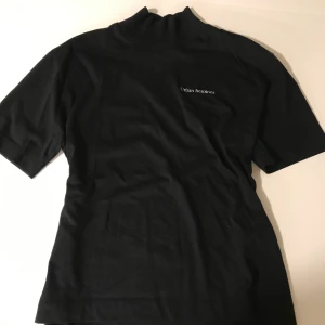 Tshirt med kort polo - T-shirt med kort polokrage och text på bröstet. Strl S. 20kr