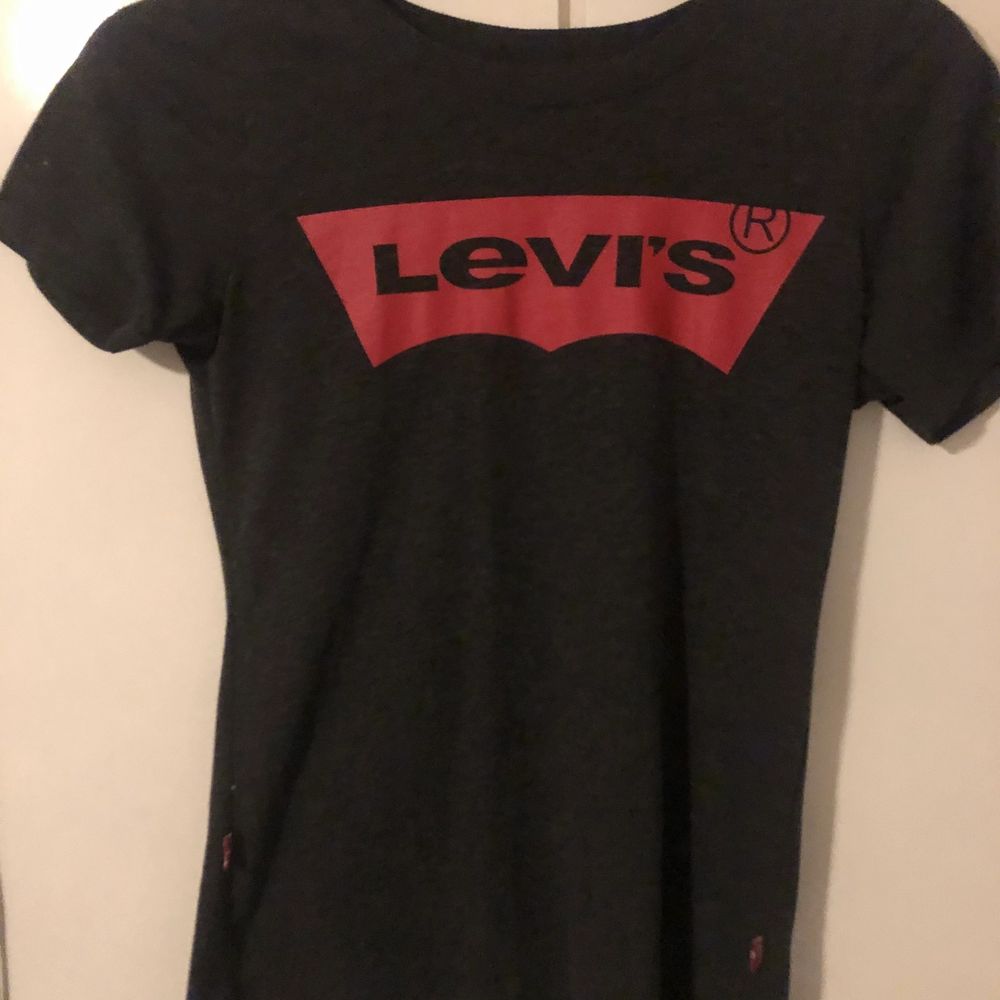 Levis tröjorna är fake, fila är äkta 🥰 Fila tröjan kostar 65 och de andra två 50. T-shirts.