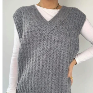 Stickad väst från design by si - En väst från design by si använd endast 1 gång. Buda här nere, just nu ligger budet på 150