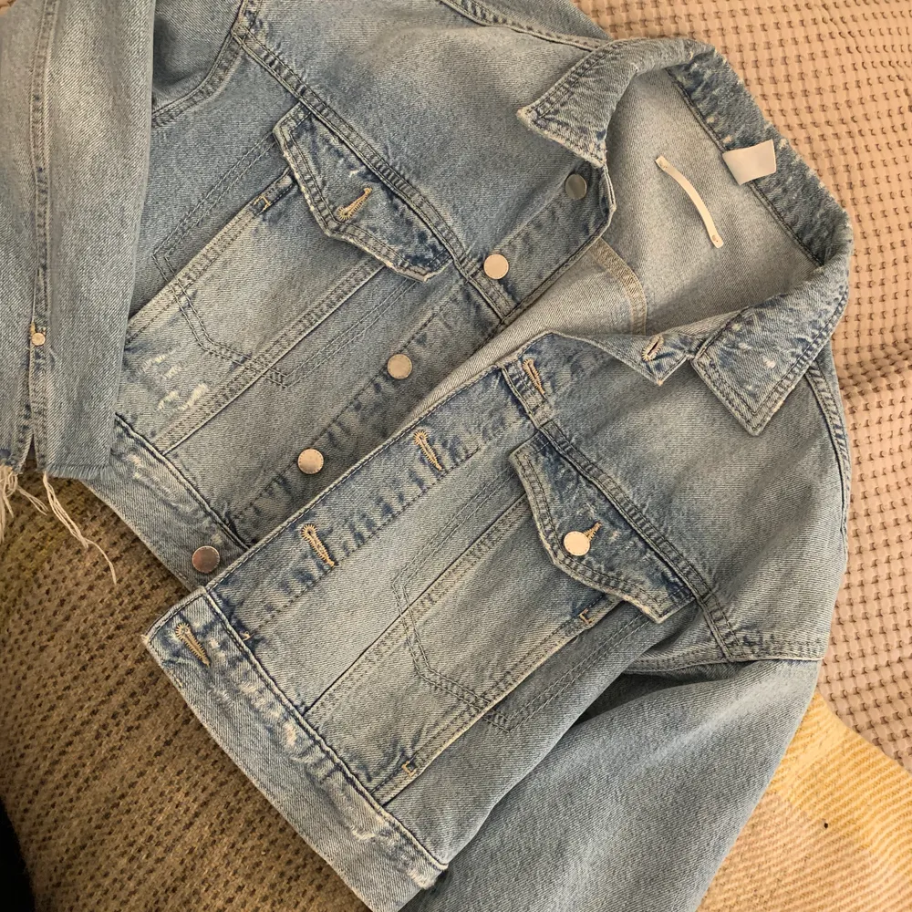 Säljer min sååå snygga croppade jeansjacka i storlek 36. I mycket fint skick! Köpt på H&M för 2 år sen, säljer för att den inte kommer till användning! Bud från 150 kr☺️🍭🍬💫köparen står för frakten⭐️. Jackor.