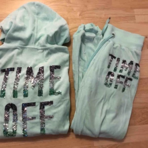  - Velordress i Small. Sparsamt använd så i fräscht skick!  Köparen står för frakten!