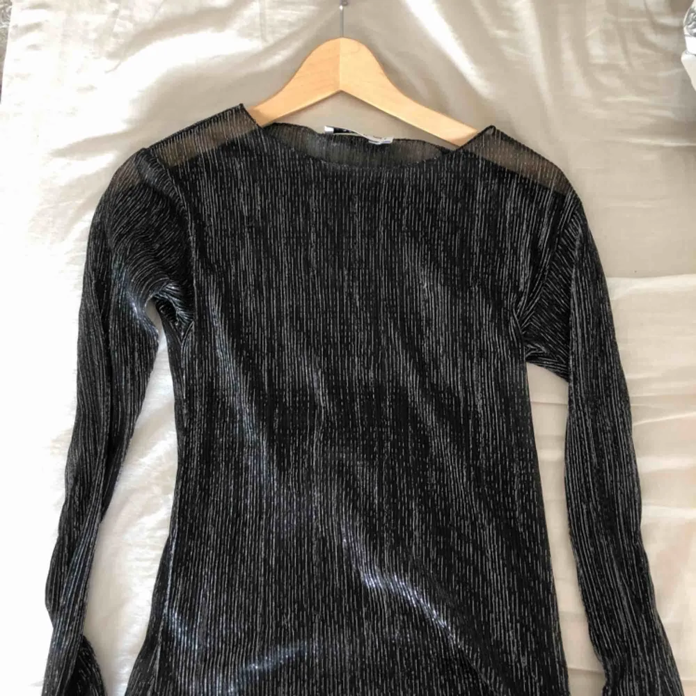 En svart/glittrig/genomskinlig tröja som passar bra till tillfällen som fester! Storlek S, från NAKD Nypris 299 kr, säljes för 120 kr! 💕 Köparen står för frakten! . Toppar.