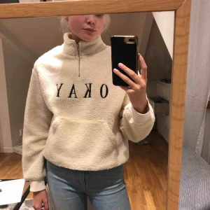 - Säljer denna ascoola sweatern🤘🏼🧚🏻‍♀️🙇🏼‍♀️aldrig använd!! (( ser ut som fläckar under texten o på armen det är bara SKUGGOR))