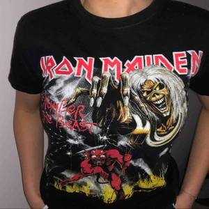  - En svart T-shirt med rock tryck i bra skick