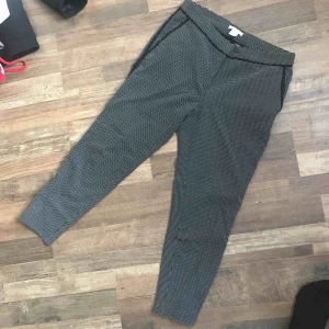  - Kostymbyxor i grått.