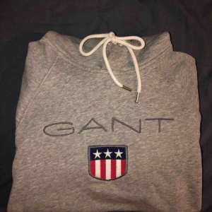  - säljer min fina gant hoodie, stlk s! inga skador eller hål, frakt ingår😘