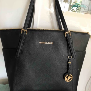  - Väska från Michael kors, knappt använd, små fläckar på undersidan. 