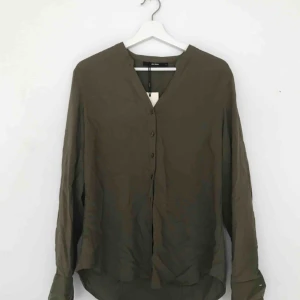  - Grön skjorta. Använd kanske 2 gånger och är i gott skick. Ordinarie pris 249kr