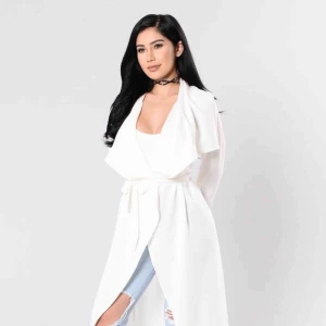  - Vit kappa från fashion nova storlek S, endast använd 1 gång, köparen står för frakt men kan också mötas upp i Göteborg💕