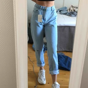  - Mom jeans från bherska, superfina men dock förstora för mig. Prislapp finns kvar. Postar gärna :)