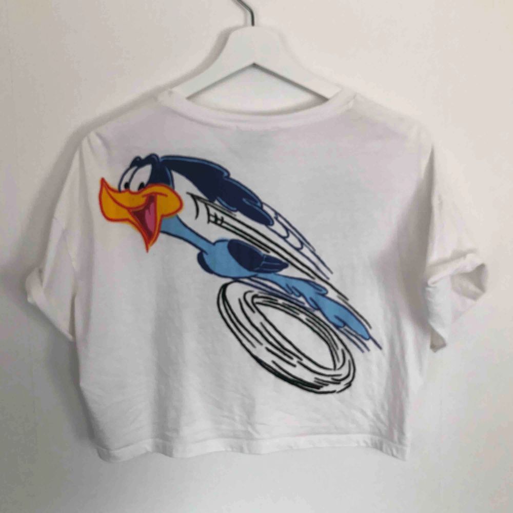 Looney Tunes t-shirt från Zara, i nyskick. 50kr +frakt 💞. T-shirts.