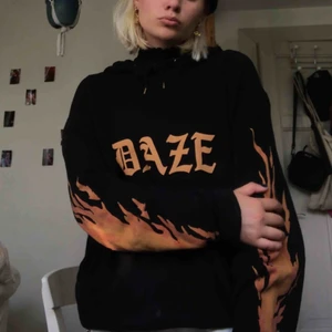  - snygg svart hoodie med flammor på, köpt på asos! 