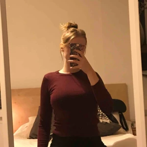  - Två snygga långärmade tröjor, ena i vinröd och den andra i svart. Super snygg passform 😍  knappt använda ❤️  Köparen står för frakten 💗💗