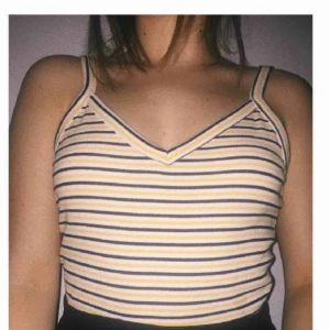  - Snyggt o skönt randigt ribbat linne från Monki av kortare modell, använt fåtal gånger. Används dock inte längre:( Köparen står för frakten🌟