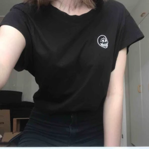  - Knappt använd t-shirt från cheap monday. Storlek M men sitter som en S. Frakt tillkommer