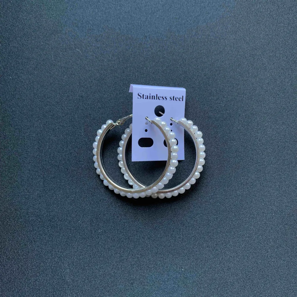 Silvrigfärgade creoler med pärlor (oanvänd)  Frakt + 9 Kr . Accessoarer.
