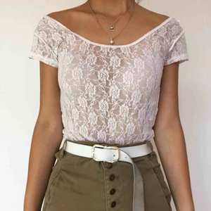 Spets body - Fantastiskt vit body i spets. Passar me allt. Frakt ingår i priset! Kolla gärna in mina andra annonser också! Fick den i present och det fanns inget märke på den, tyvärr känner jag mig lite obekväm i den. 