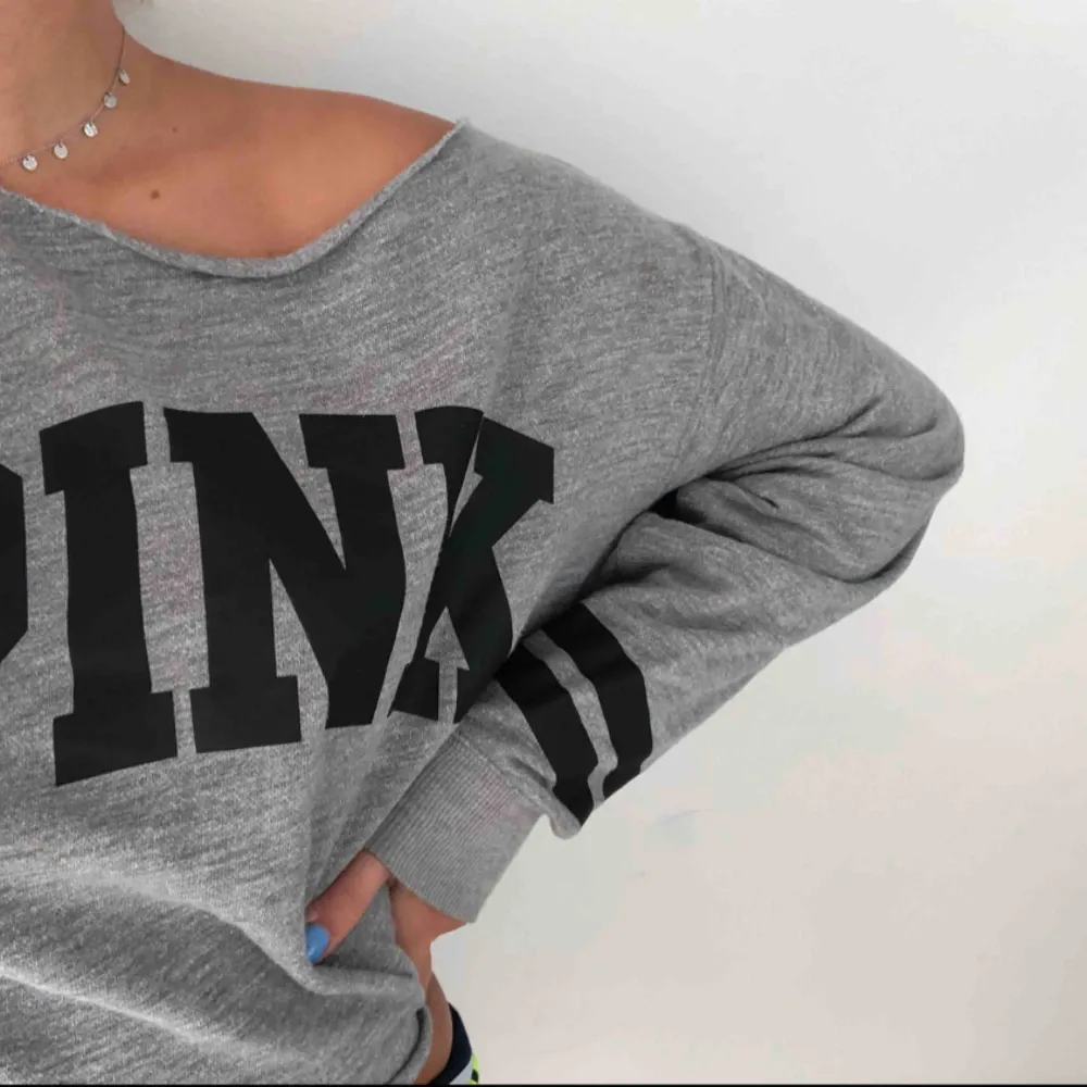 Grå croppad Pink tröja i mysigt material i storlek xs. Använd ett fåtal gånger. Köpare står för frakt 40 kr. Tröjor & Koftor.