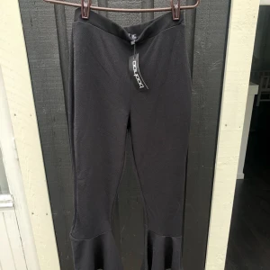  - Jättesnygga ”flared” byxor i kortare modell. Helt oanvända med lappen kvar. Postar mot frakt - upp till 1 kg spårbart för 63 kr 🌸