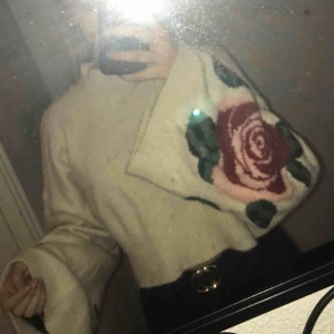  - Jättefin och mysig hösttröja med blomdetaljer på ärmarna. Croppad. Vida ärmar. Knappt använd.