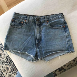  - Levi’s-shorts i ljus denim. 