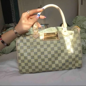  - Säljer min Luis Vuitton väska:) jag tror inte att den är äkta men det är iallafall en väldigt väldigt fin kopia. Säljer den då jag känner att den inte används längre, några slitage där av priset. Priset kan diskuteras!