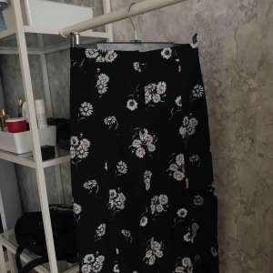  - Superfin kjol från h&m, jag är 164 och den går strax över knäna! 🕊frakt tillkommer🕊 🦋kolla gärna in mina andra annonser🦋