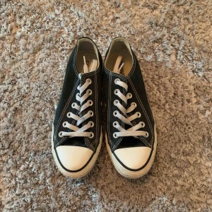  - Svarta låga converse skor, sparsamt använda men lite slitna framtill på den högra skon. 