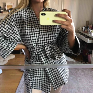  - Kavaj Med vida ärmar i hundtandsmönster ifrån märket Stylein. Storlek XS men något stor i storleken så mer en S. Helt oanvänd! 