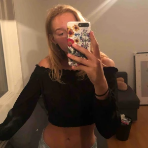  - Offshouldertröja från H&M! Inte använd alls mycket, endast några gånger en sommar. Resor vid mage, axlar och längst ner på armarna. Frakt står köparen för: 40kr!