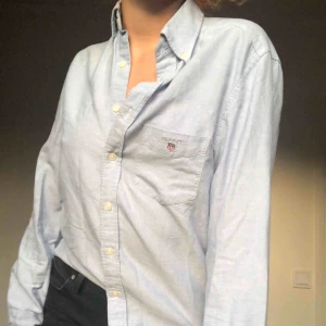 Skjorta från Gant - Använd ett fåtal gånger. Nypris 1000kr Modellen ”Solide Oxford, Regular fit”  Storlek XS. Stor i storleken (Passar XS och S för en mer oversized look och M för en tajtare passform) Pris och frakt kan diskuteras