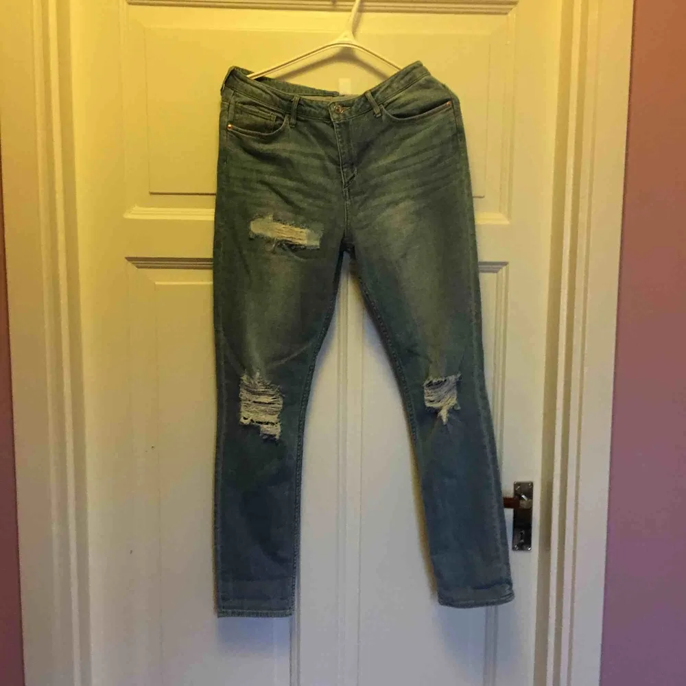 Liknande mom jeans, i bra skick, använda typ en gång💕kan mötas upp i Falun😃kan betalas via swish. Jeans & Byxor.