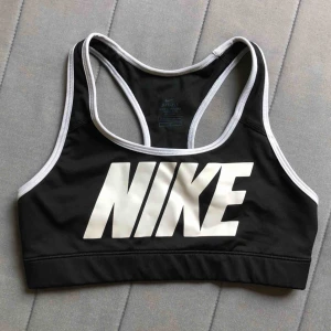  - Sport-bh från NIKE i nästan helt oanvänt skick. Står stl S men är mer som en XS. Säljes pga fel storlek 