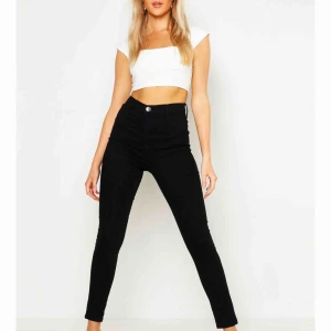  - Helt nya, endast testade! Köpta från boohoo, fick hem dem för nån dag sen men säljer dem för de passade inte! Nypris 240kr💎