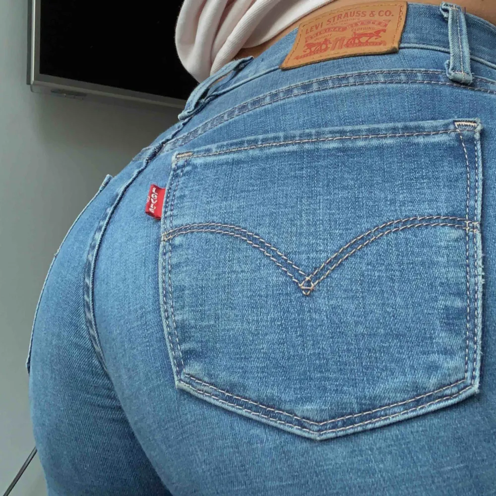 Ett par blå Levis jeans i 711 skinny. bra skick.💞säljer då de tyvärr är för små💞 . Jeans & Byxor.