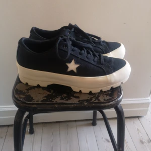  - Säljer knappt använda Converse one star lugged med platå. Marinblå, fin kvalitet. Max använda 2 ggr. Storlek 40, men mer som 39.  Säljer pga flytt och har för många skor.  Nypris 600 