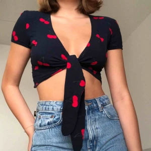  - Skitsnygg knyttopp med körsbär från Bershka 🍒 Köparen står för frakt eller så möts jag upp i Sthlm!