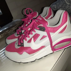 nike skor - Säljer mina oanvända Nike Air Max, säljer de pågrund av de är för stora för mig:( St 36.5 Köpta för 899