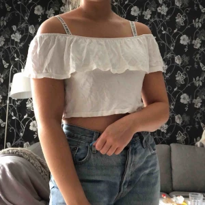  - Vit topp köpt i London. Säljer pga ej min stil längre. Köpare står för frakt.