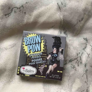  - Oanvänd brow pow palett. Färgen medium Brown 