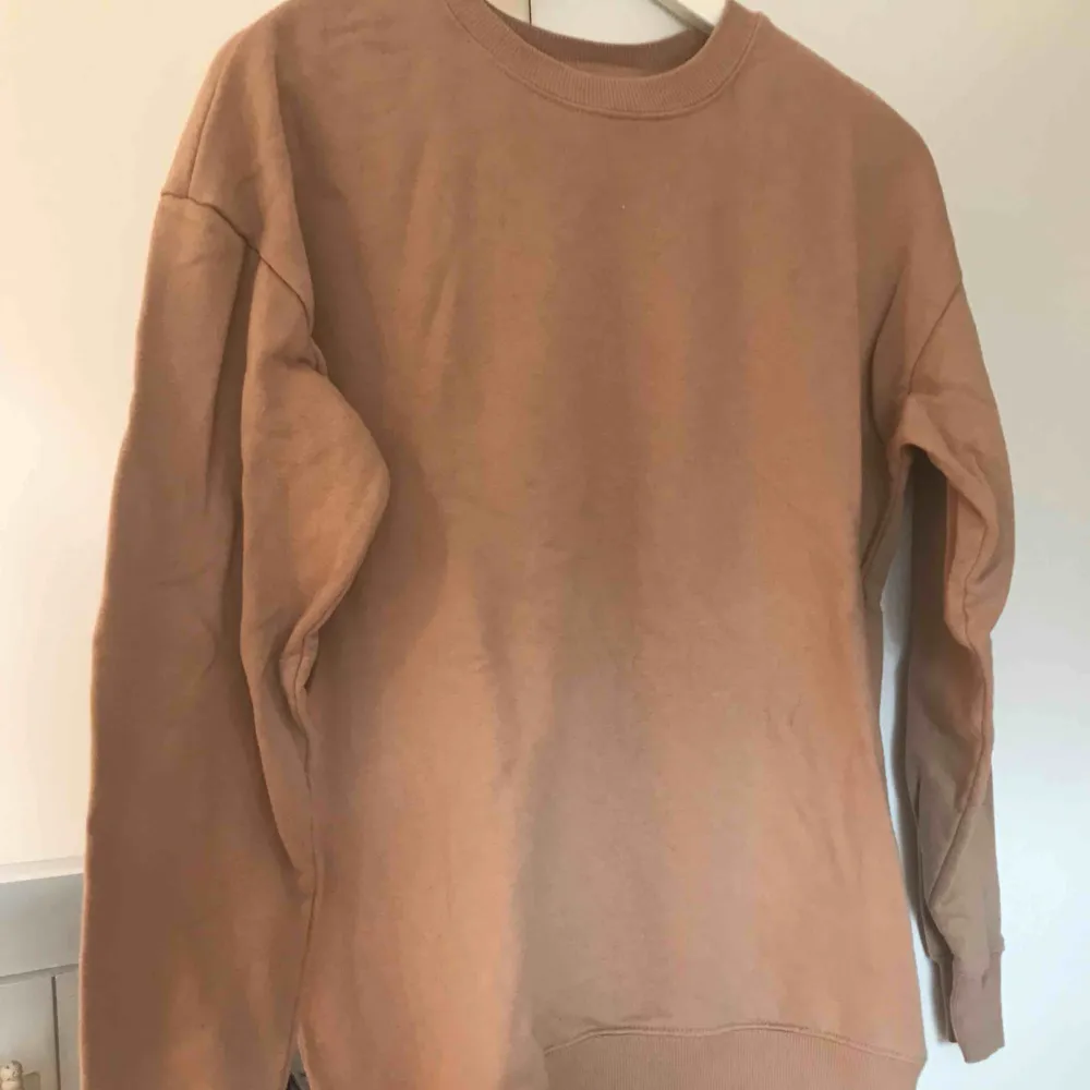 Helt vanlig sweatshirt i en fin beige/camel färg. Fint skick, från asos, strl 36. Superskönt material! . Hoodies.