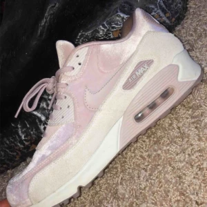  - nike air max 90, storlek 41 men passar 40 perfekt eftersom att nike är små i storlekarna. använda endast ett fåtal gånger. kommer i originalkartong och pris kan diskuteras 💕